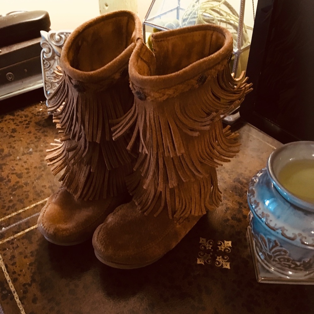 Minnetonka 3-Layer Fringe Boot Size 7